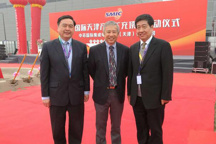 1492485599125782.jpg 3-1趙振元同志與中芯國(guó)際CEO邱慈云(中)和中電科裝董事長(zhǎng)劉濟(jì)東(右)親切合影.jpg