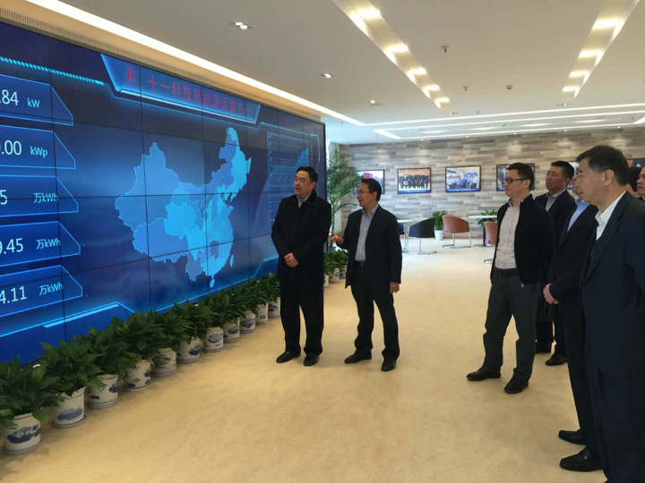 1493792210775722.jpg 1.余才志向趙振元同志講解運管中心情況.jpg