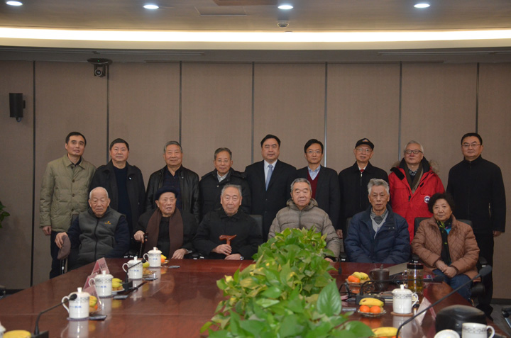 1496419548890204.jpg 6-趙振元與老領(lǐng)導(dǎo)、大師親切合影留念.JPG