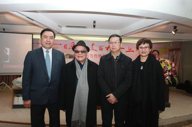 16-趙振元和四川人民出版社社長黃立新、中外散文詩學會主席、著名作家海夢親切合影.jpg