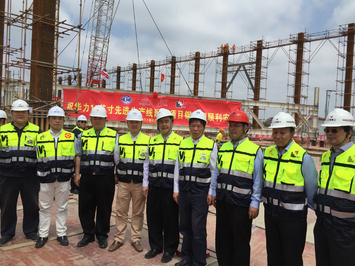 1496426994124340.jpg 7-趙振元與項(xiàng)目組同志們親切合影.jpg