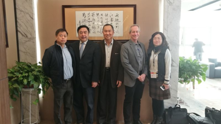 11-趙振元、副院長(zhǎng)姚虹與洪啟財(cái)副總裁一行親切合影.jpg