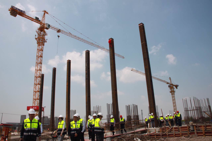 1496507225116844.jpg 5-與會(huì)領(lǐng)導(dǎo)參觀華力工地.jpg