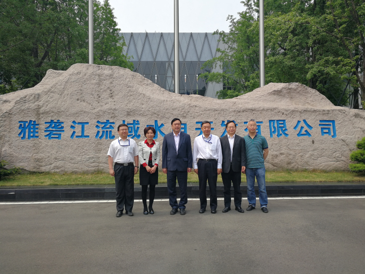1-趙振元董事長一行與雅礱江祁寧春總經(jīng)理、吳世勇副總經(jīng)理、戰(zhàn)略發(fā)展部副主任周永與親切合影.jpg